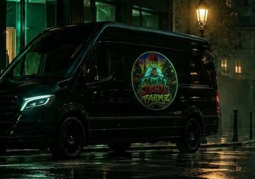 Camionnette JEBLI FARMZ avec son logo, livrant en Île-de-France